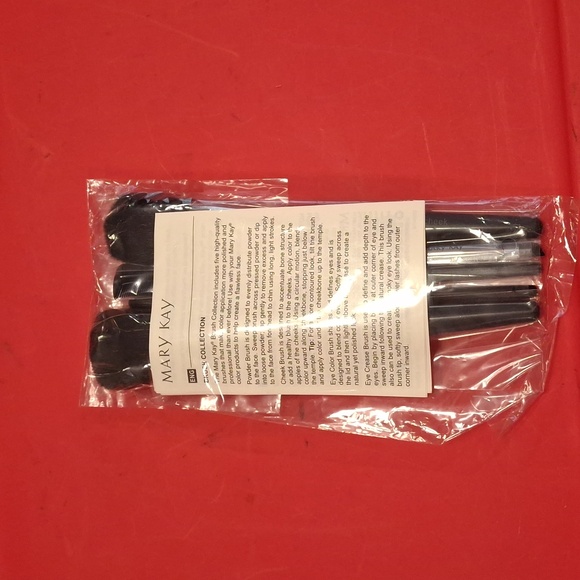 Mary Kay Essential Brush Collection set of 5 brushes. NWOT - Picture 2 of 8